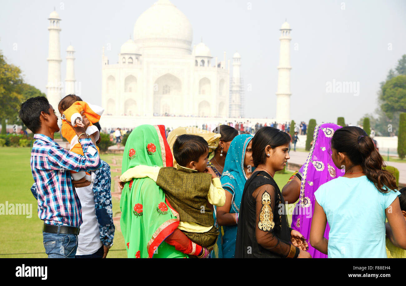 Une famille indienne au Taj Mahal, Agra, Inde Banque D'Images