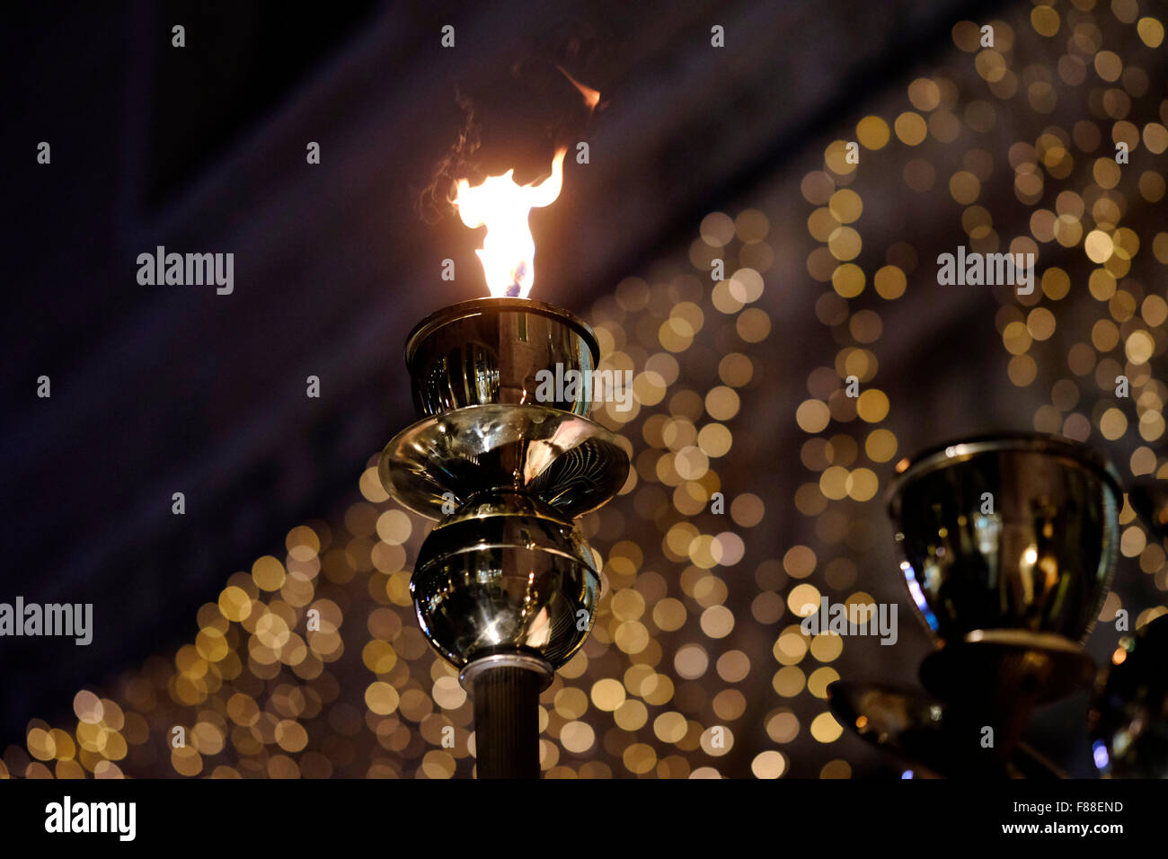 Candle Burning pendant le premier jour de la fête juive de Hanuka. Jérusalem Israël Banque D'Images
