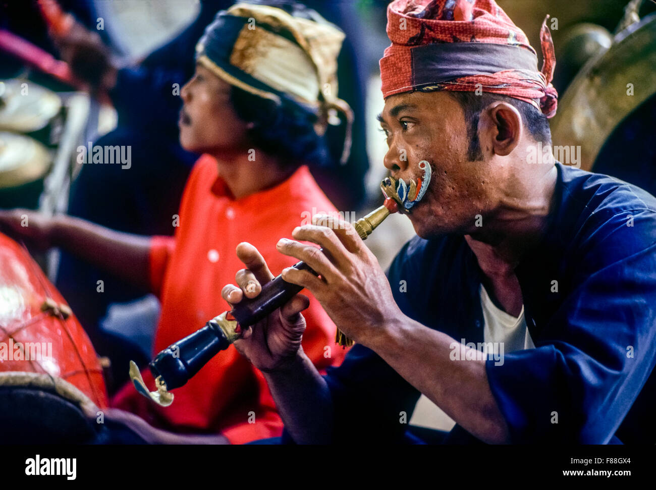 Musicien jouant de la flûte au cours de la danse du Cheval, Jakarta, Bali, Indonésie, Asie du Sud Est Banque D'Images