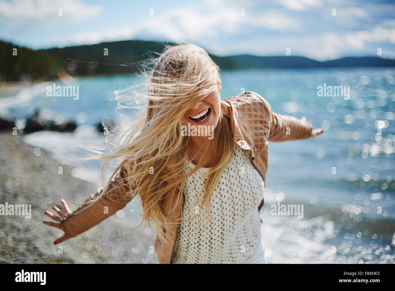 Jeune blonde rire près de la mer Banque D'Images