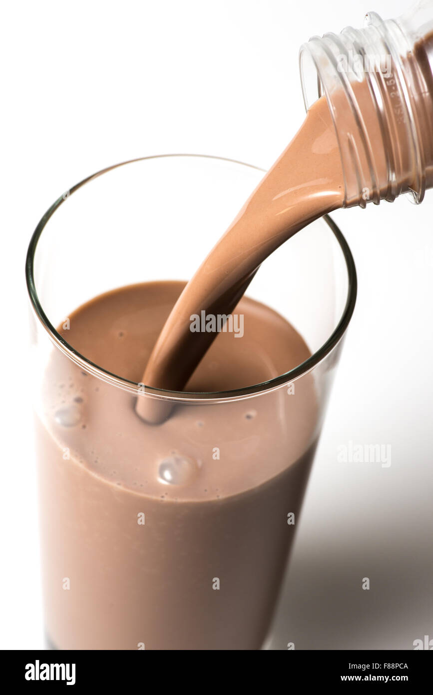 Verser le lait au chocolat dans un verre Photo Stock - Alamy