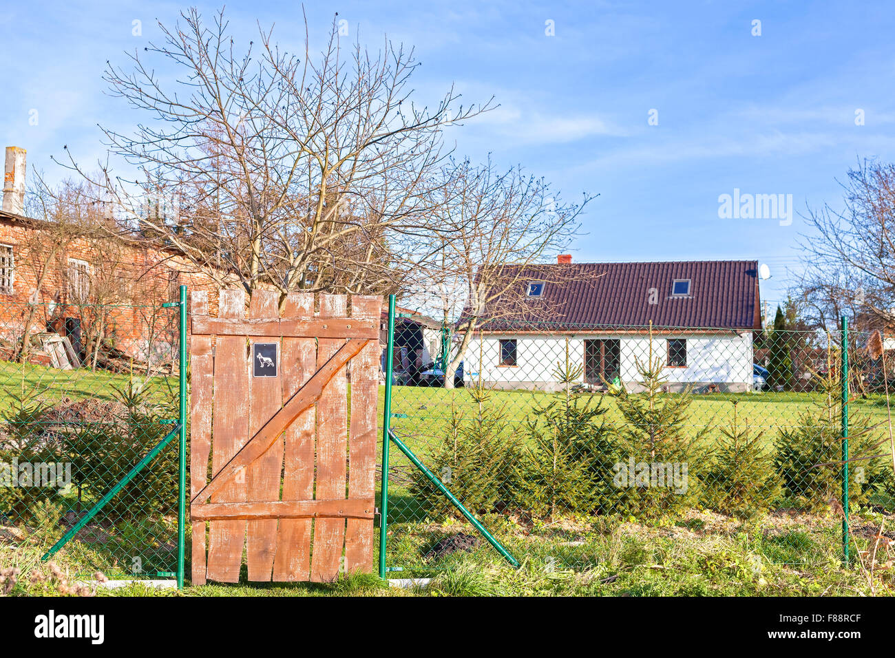 Gate à une maison de village avec les bâtiments adjacents. Banque D'Images