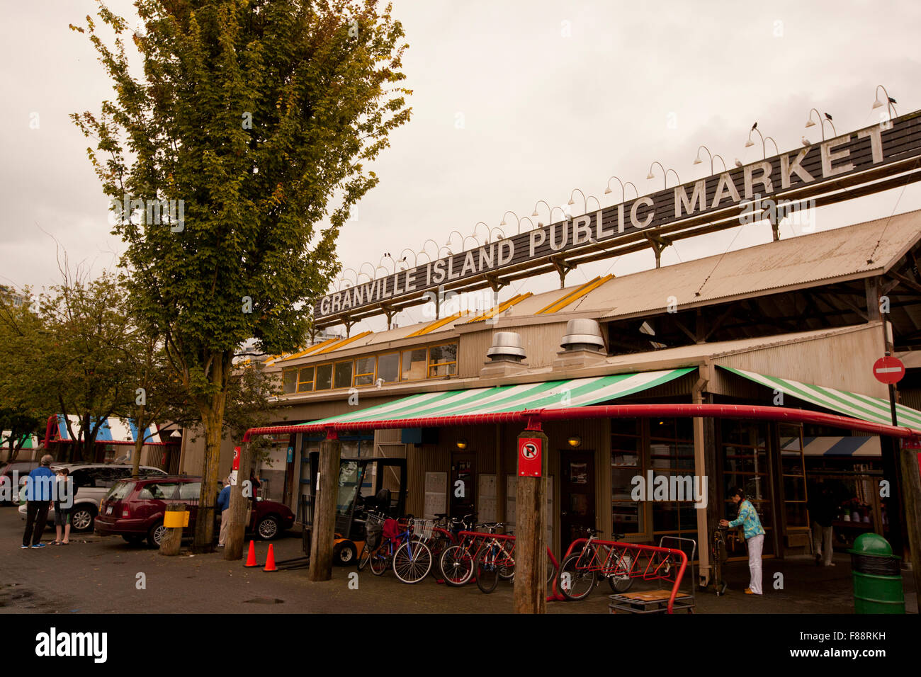 Marché public de Granville Island Vancouver voyage tourisme urbain ville touristique au bord de la marina des bateaux touristiques bâtiments Banque D'Images