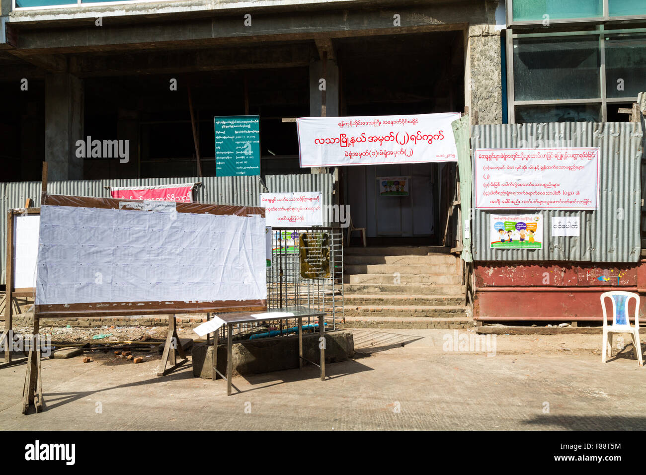 Bureau de vote à l'élection générale du Myanmar où Aung San Suu Kyi a remporté la majorité de la NLD Banque D'Images