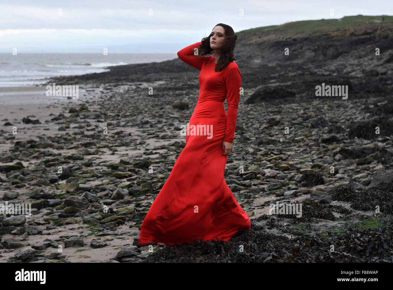 Pays de Galles, Royaume-Uni. Le 15 novembre 2015. Hollie Burrows, 20 ans, est représenté sur le promontoire rocheux sur Barry Beach. Banque D'Images
