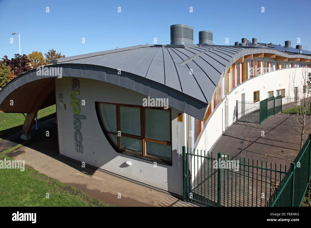 Vue de haut niveau de l'Myplace vous centre dans le quartier londonien de Hackney montrant la courbe caractéristique recouvert de zinc roof Banque D'Images