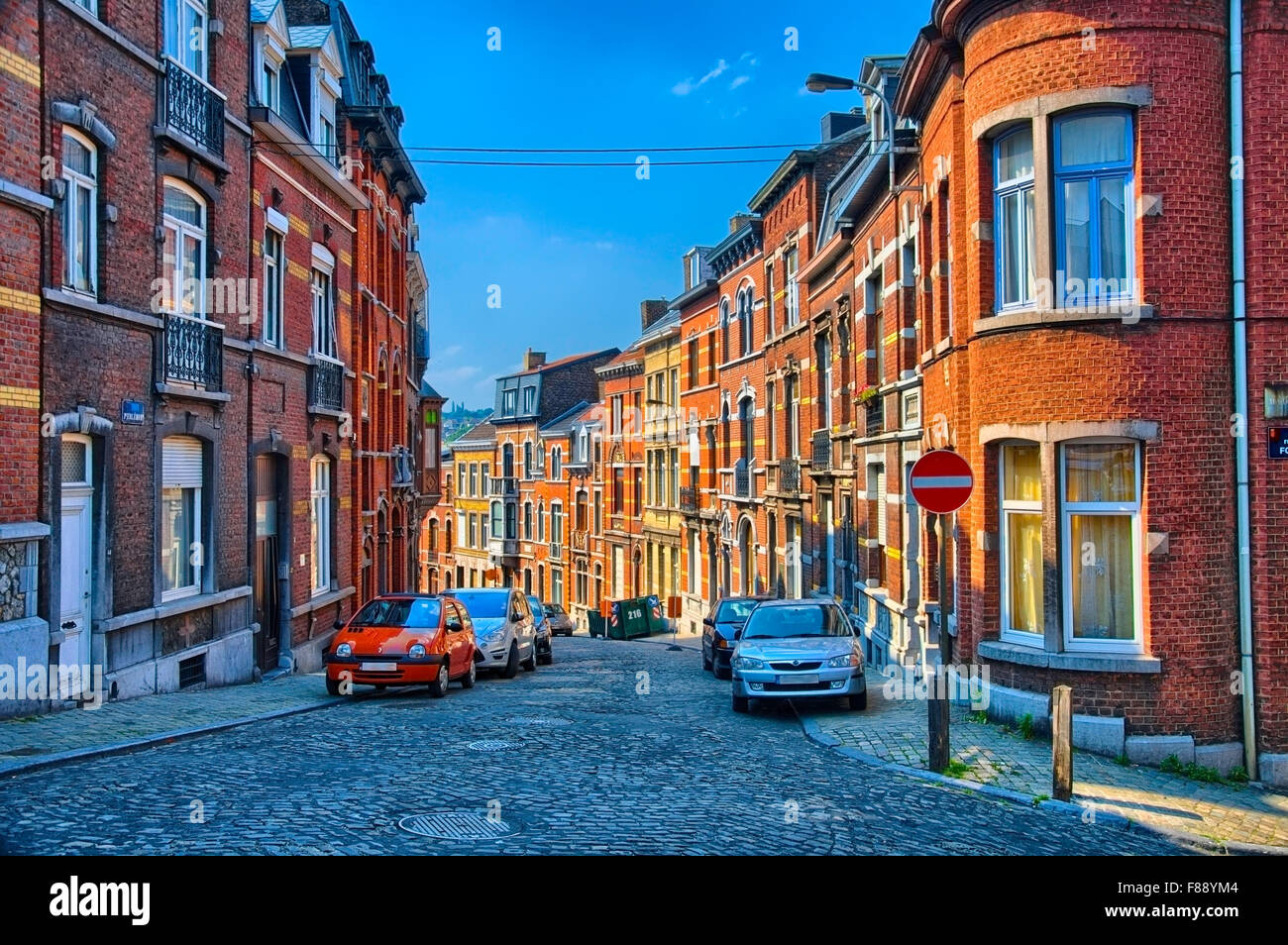 Rue avec maisons de briques rouges à Liège, Belgique, Benelux, HDR Banque D'Images