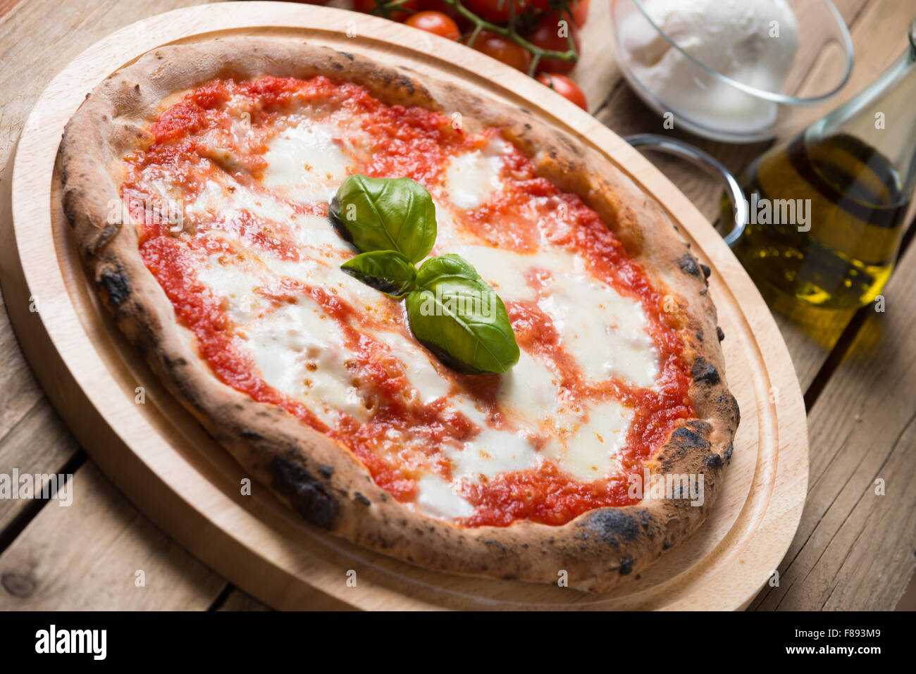Cuite au four bois pizza italienne margherita Banque D'Images