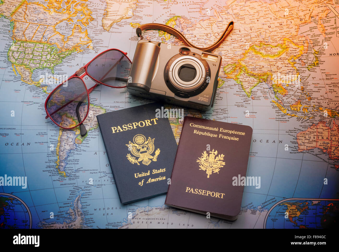 Les passeports, appareil photo et des lunettes de soleil sur une carte du monde. Banque D'Images