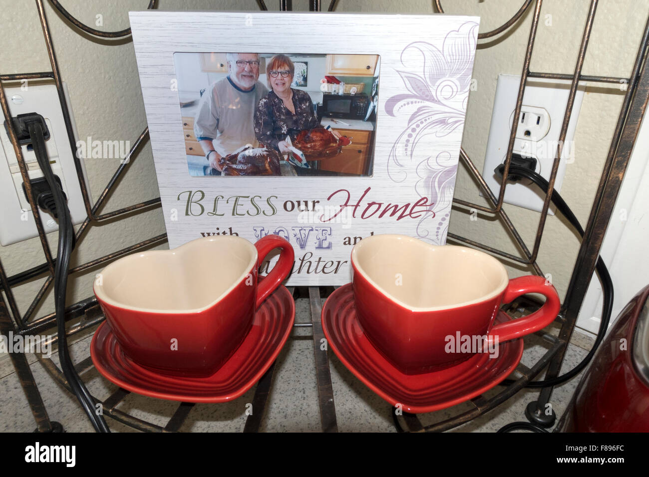 Tasses à café en forme de coeur rouge dans l'affichage d'angle avec une carte photo d'un couple holding dindes rôties. St Paul Minnesota MN USA Banque D'Images