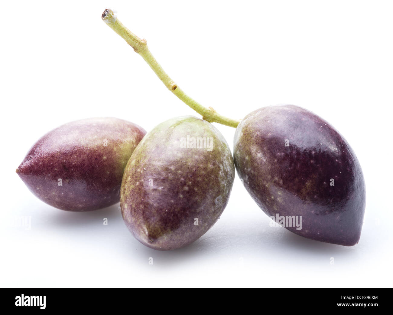 Mi-maturité (semi-ripe) olives fraîches avec des feuilles sur le fond blanc. Banque D'Images