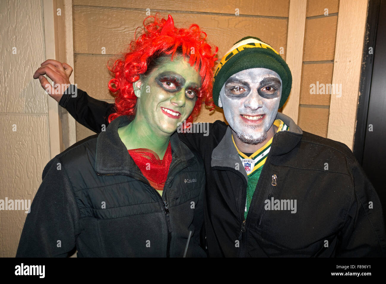 Halloween en maraude couple wearing Greenbay Football Packer & possible cheer conduisant les costumes. Cumberland Wisconsin WI USA Banque D'Images