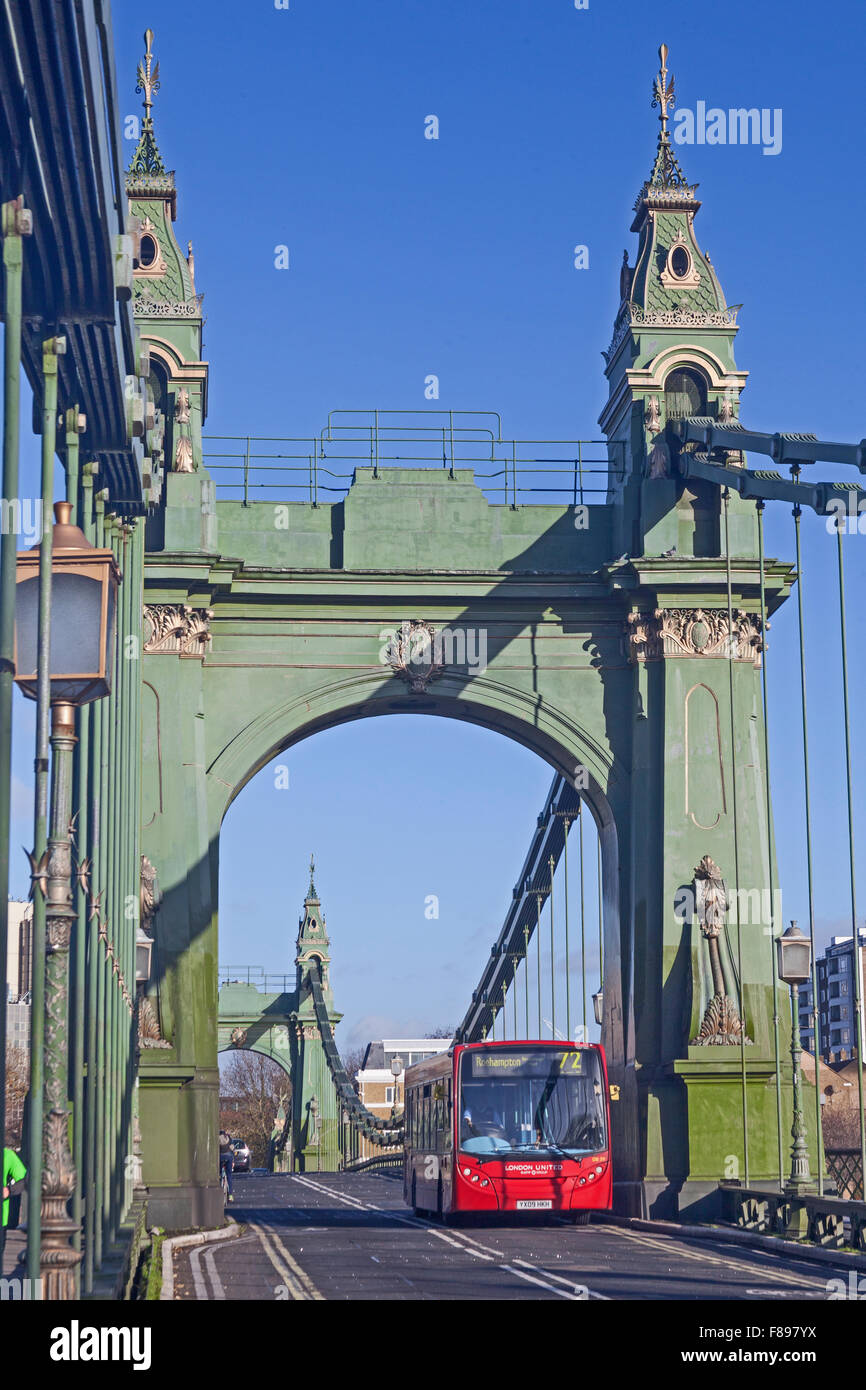 London Hammersmith Bridge, seules les autobus à deux étages sont permis Banque D'Images