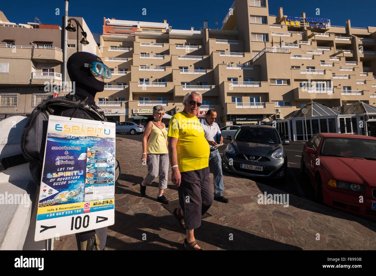 Mannequin en une combinaison de plongée plongeurs la publicité d'un centre de plongée avec des cours de plongée à Puerto Santiago, à Tenerife, Îles Canaries, Espagne. Banque D'Images