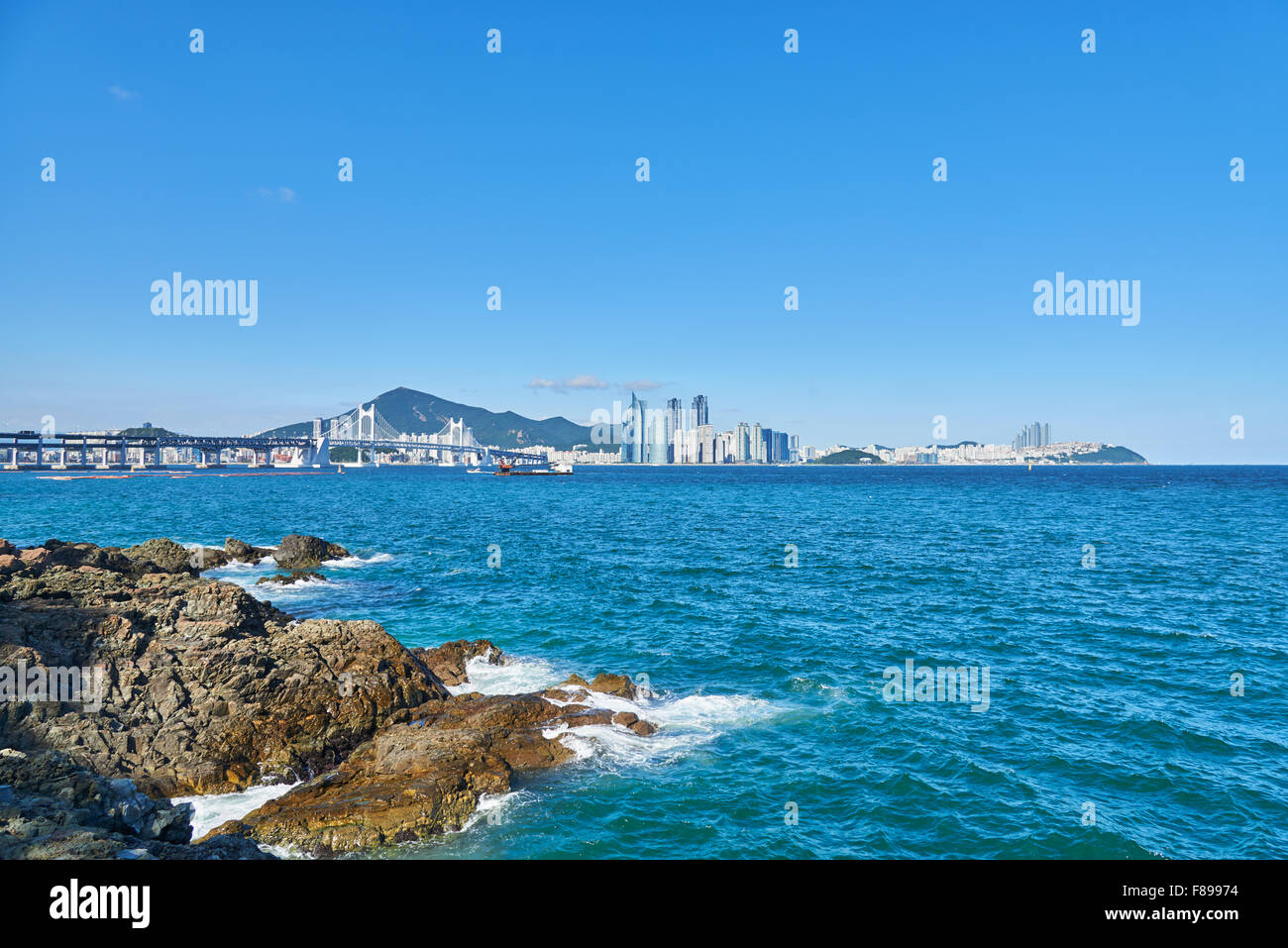 Grand pont Gwangan et Haeundae de Busan, en Corée. Le pont suspendu est un monument de Busan. Haeundae-gu est célèbre pour l'un de Banque D'Images