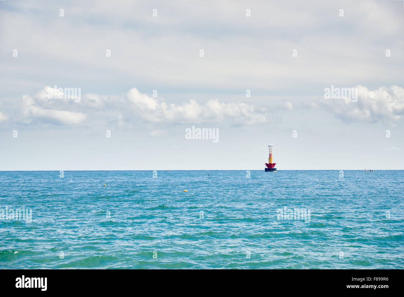 Seascape horizontal avec mark bouée et dynamique des nuages, vue depuis la plage de Haeundae à Busan, Corée. Banque D'Images