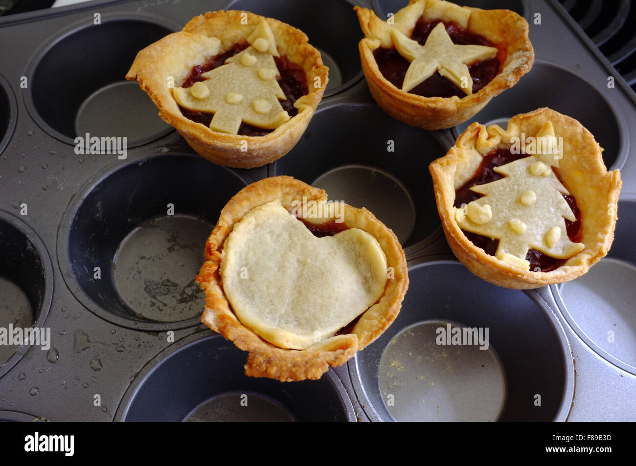 Tartes à la confiture faites maison assis sur une plaque de cuisson. Banque D'Images