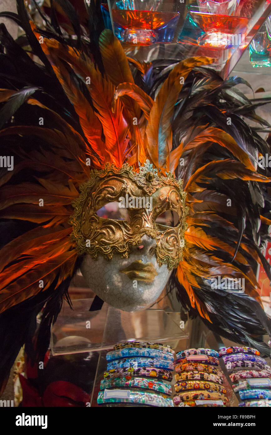 Masque de carnaval vénitien dans la fenêtre Afficher en vente à Venise Banque D'Images