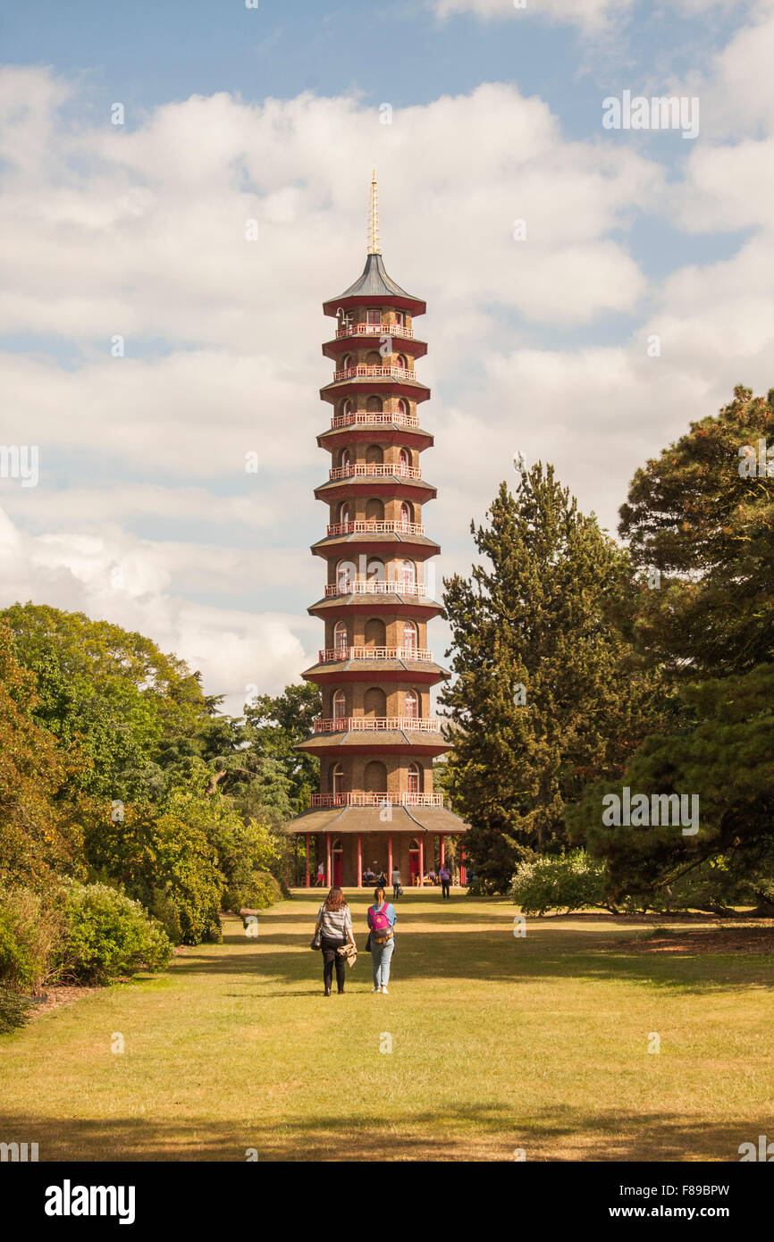 Vue de deux personnes marchant vers la pagode japonaise à Kew Gardens, Londres lors d'une journée ensoleillée en été Banque D'Images