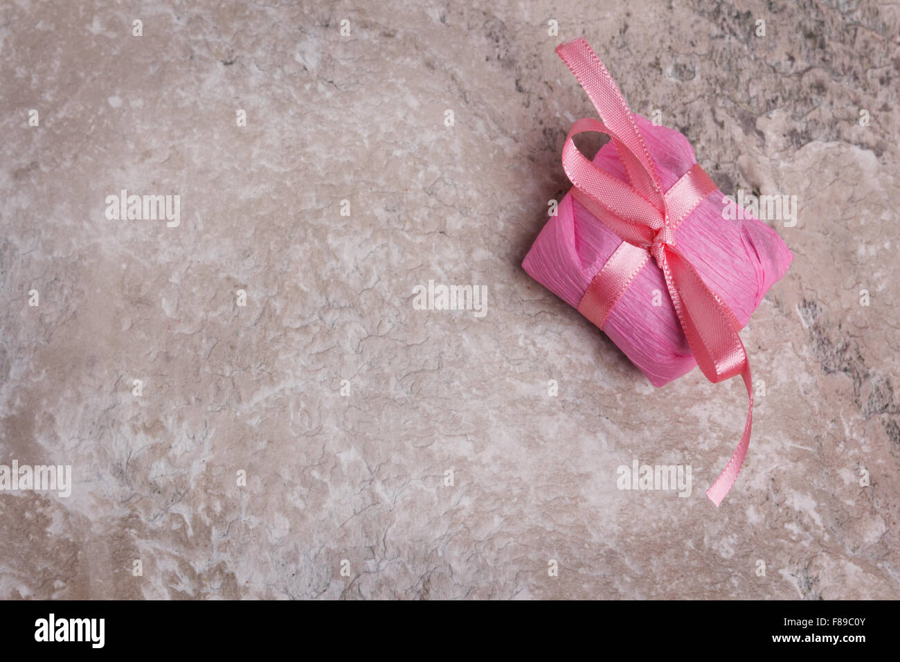 Bem-casado sucré brésilien pour cadeau de mariage. Focus sélectif. Copy space Banque D'Images