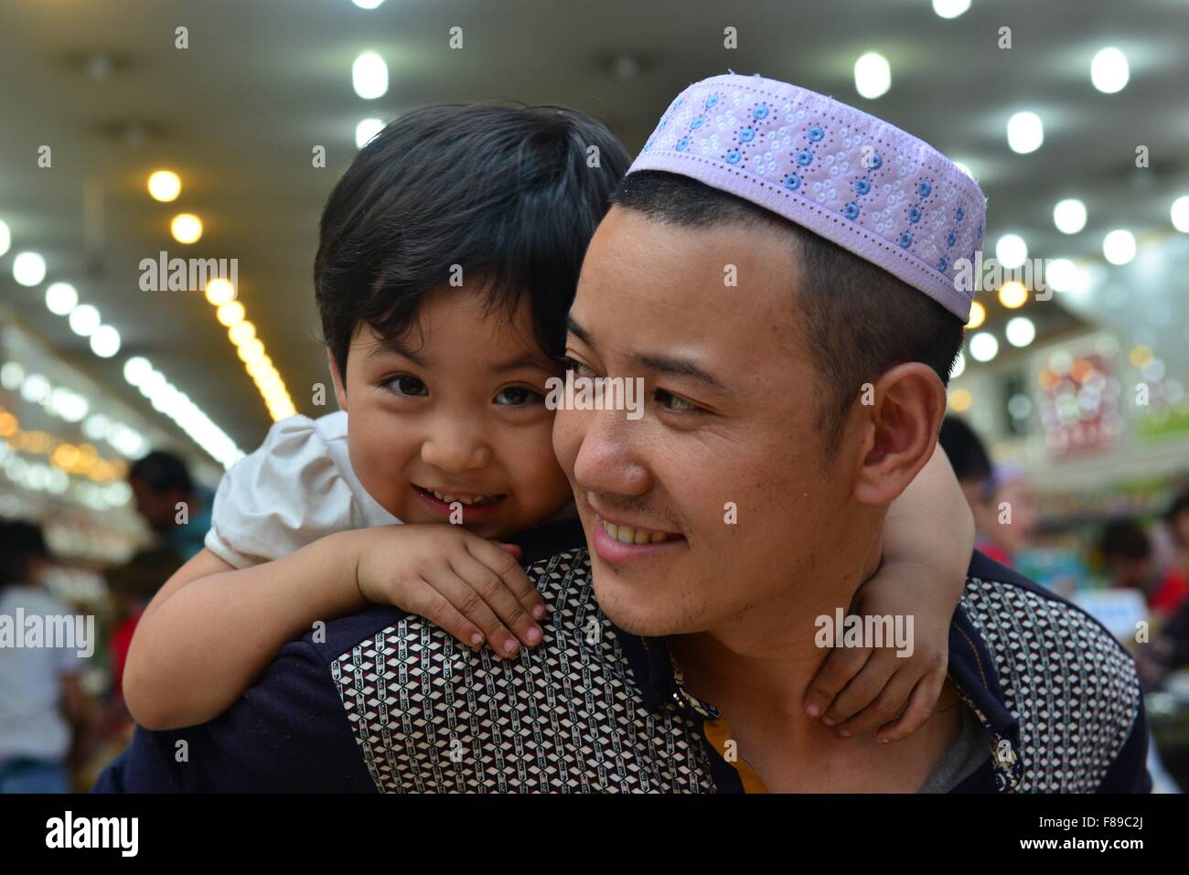 Un père et sa fille dans les quartiers musulmans, Xian, Chine Banque D'Images