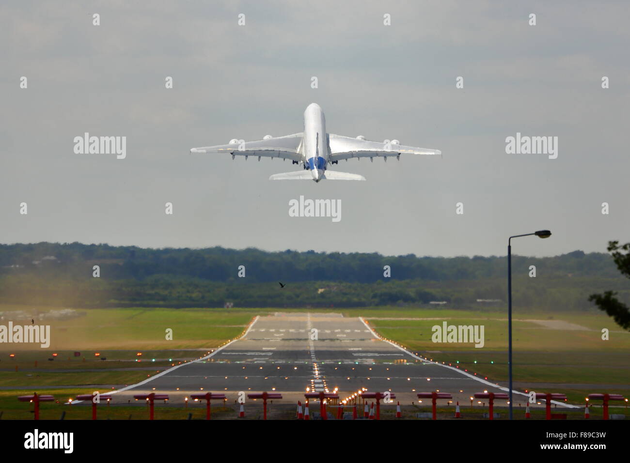 Un Airbus A380 qui décolle de Farnborough Air Show 2014 Banque D'Images
