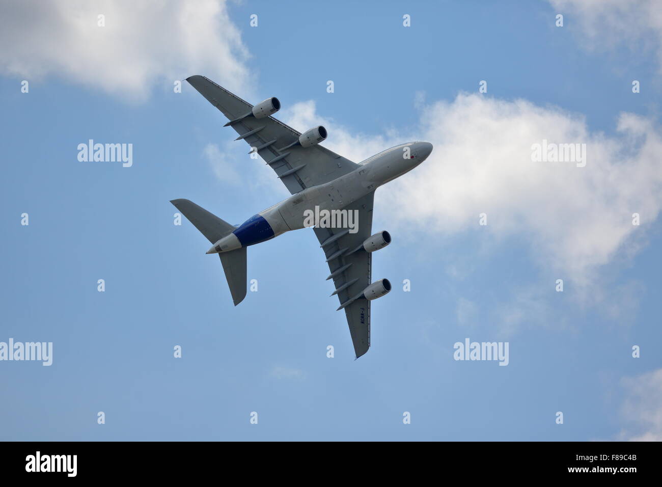Un Airbus A380 montrant son agilité au Farnborough Air Show 2014 Banque D'Images