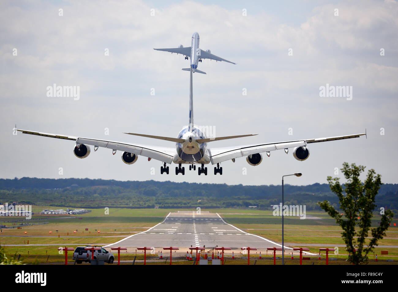 Un Airbus A380 à l'atterrissage à Farnborough Air Show 2014, alors que l'Airbus A350 décolle Banque D'Images