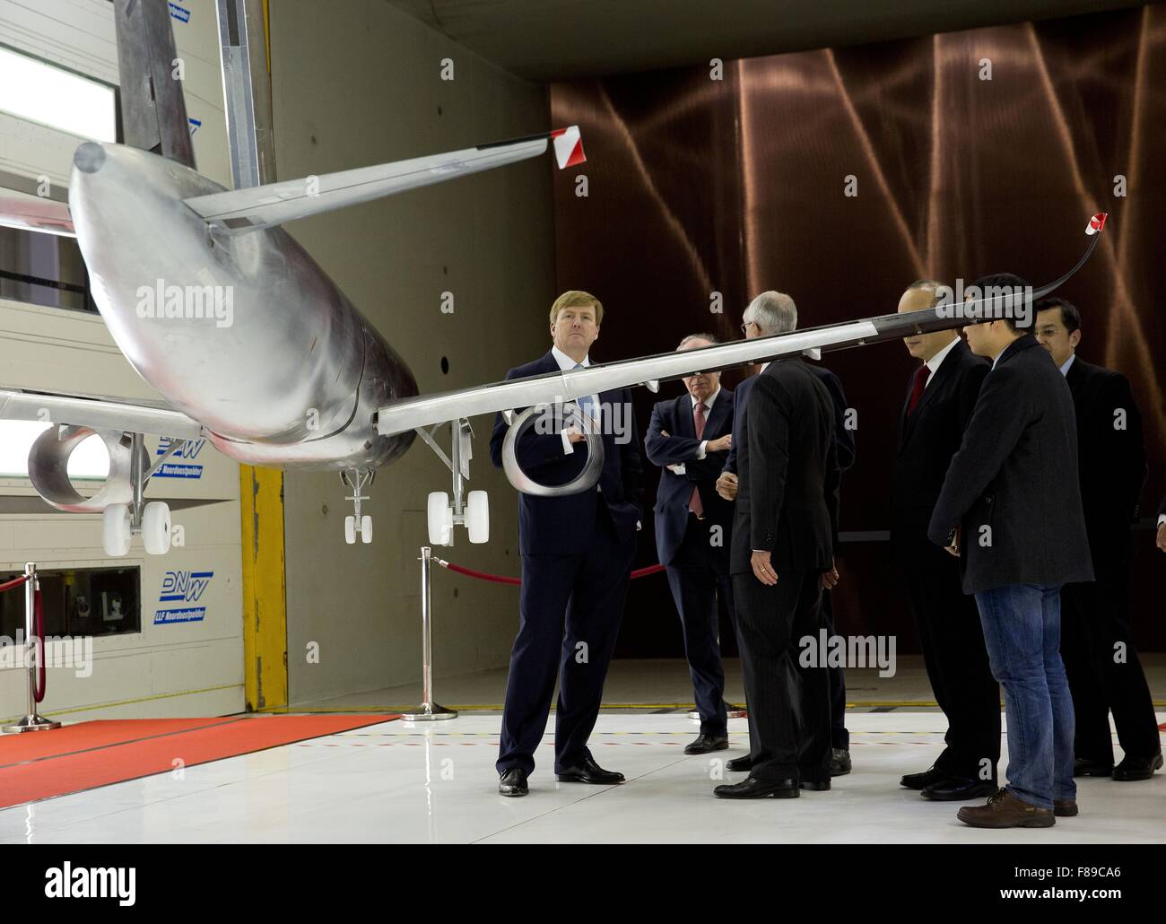Marknesse, aux Pays-Bas. 7 Décembre, 2015. Le roi Willem-Alexander (L) NLR  visites en soufflerie DNW Marknesse (Flevoland) lorsqu'un avion de  passagers chinois est testé, 7 décembre 2015. Dpa : Crédit photo  alliance/Alamy