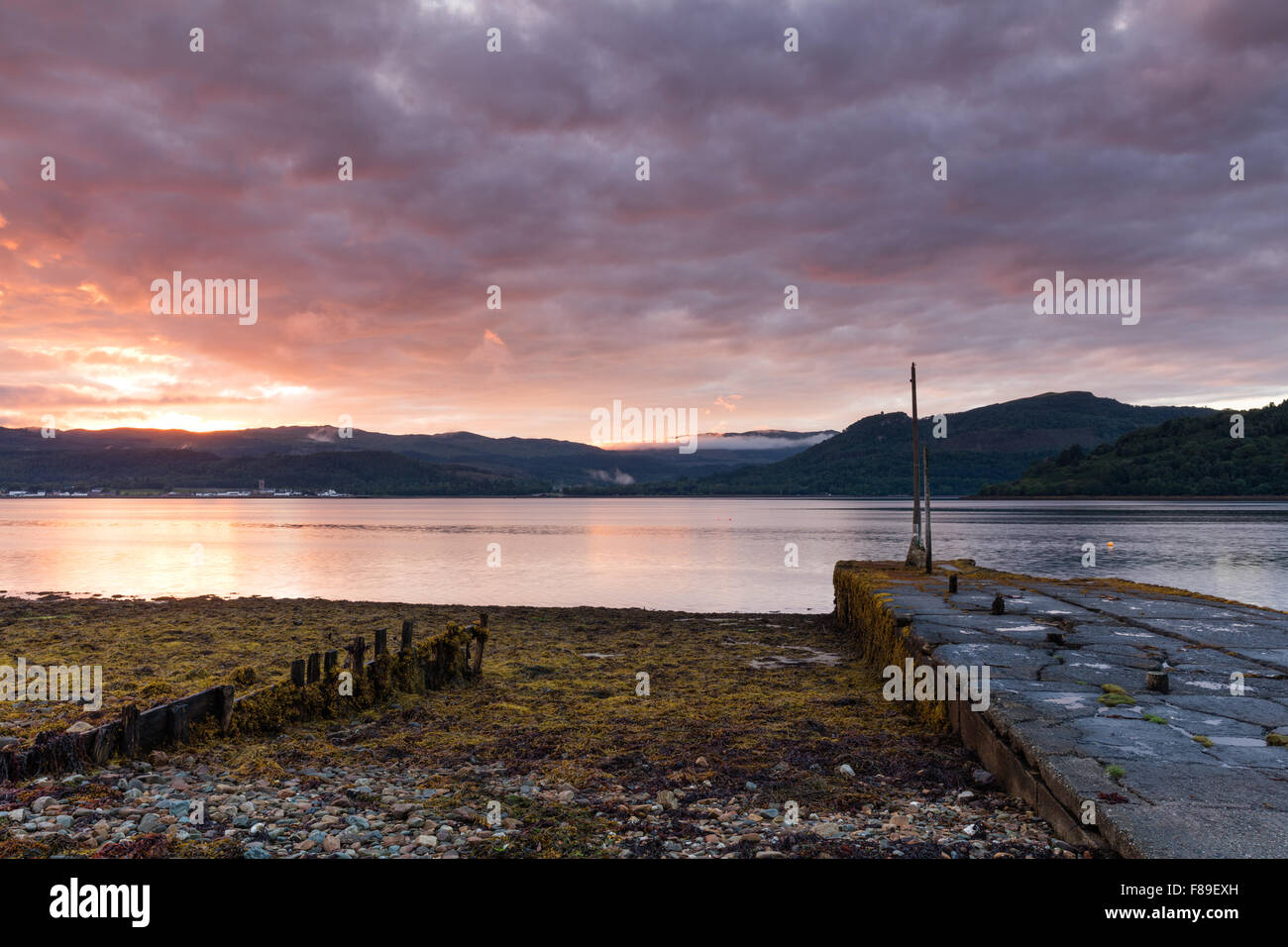 Coucher de soleil sur le Loch Fyne de St Catherines, Argyll and Bute, Ecosse. Banque D'Images