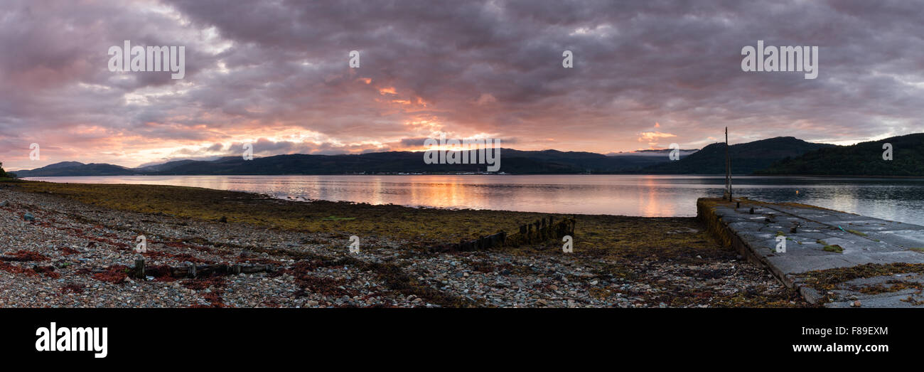 Coucher de soleil sur le Loch Fyne de St Catherines, Argyll and Bute, Ecosse. Banque D'Images