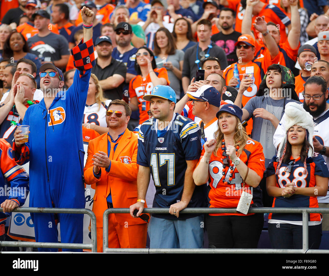 San Diego, CA, USA. 6e déc, 2015. SAN DIEGO, CA - DEC. 6, 2015 - ventilateur Chargeurs Ryan Garcia braves une mer de fans Broncos lors d'une perte 17-3 à Qualcomm Stadium. © K.C. Alfred/U-T San Diego/ZUMA/Alamy Fil Live News Banque D'Images