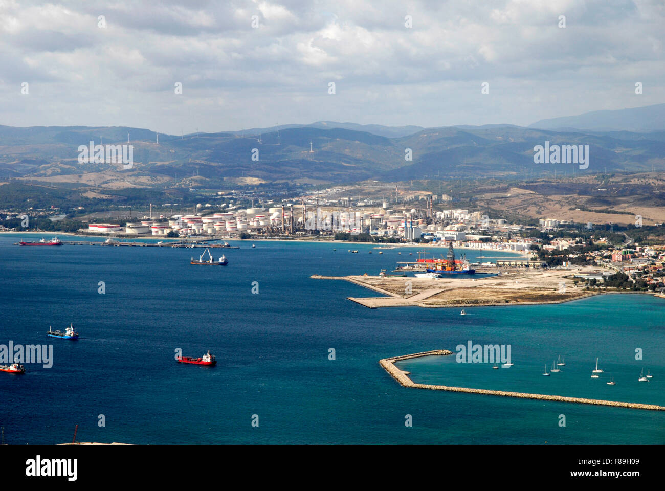 Vue vers le sud de l'Espagne du rocher de Gibraltar, regard vers Puente Mayorga. Banque D'Images