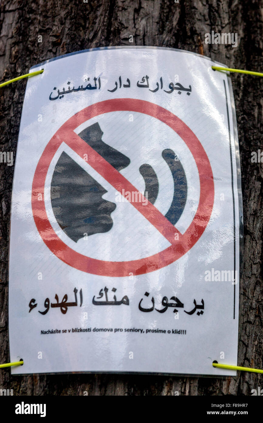 Avertissement pour les curistes. Observer les services douaniers de la République tchèque. Exposées dans le parc. Le silence s'il vous plaît, ville thermale de Bohême du Nord. Teplice Banque D'Images