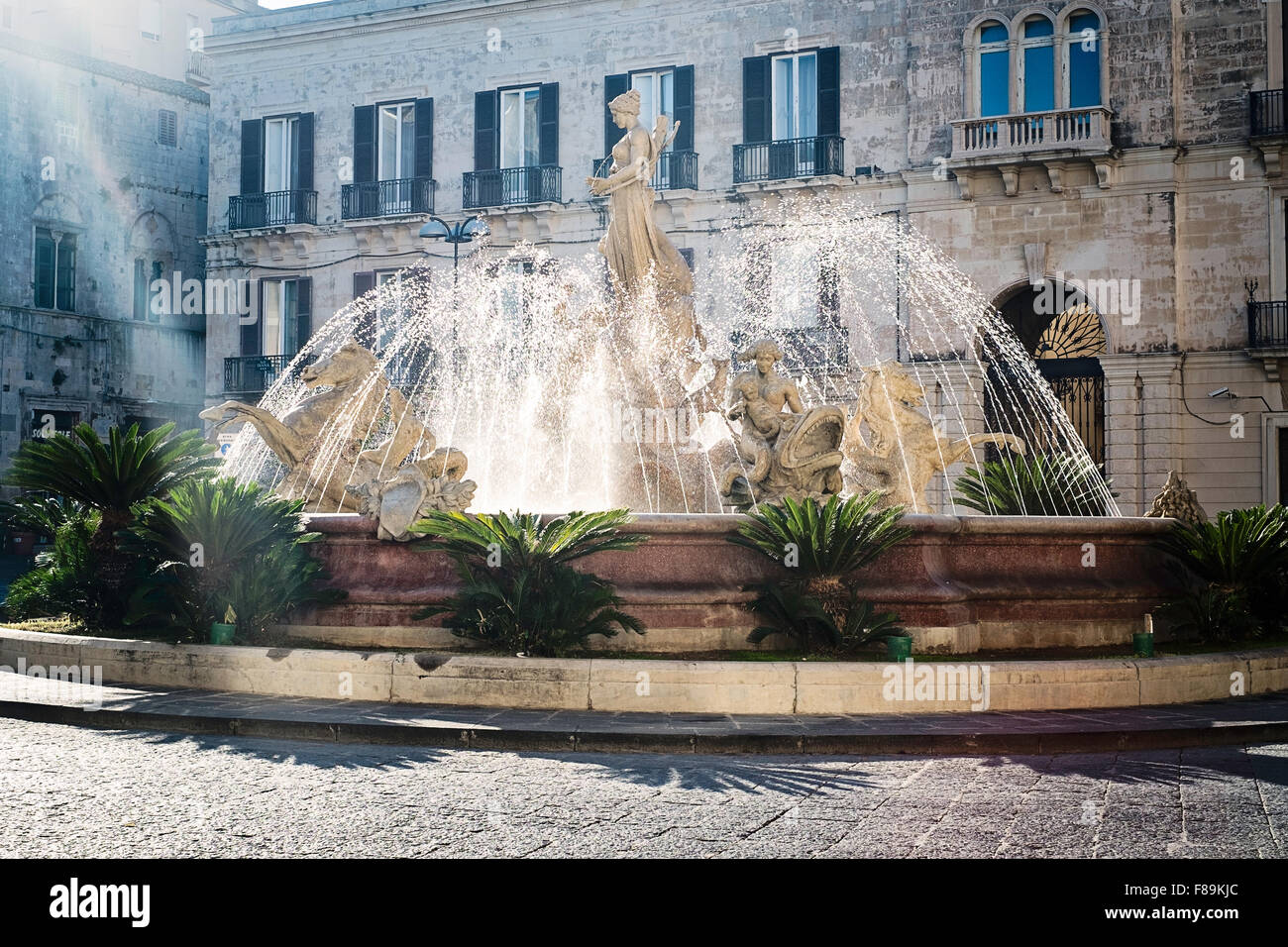 Xxe siècle la fontaine de piazza Archimede, Ortigia, Syracuse, Sicile, Italie Banque D'Images