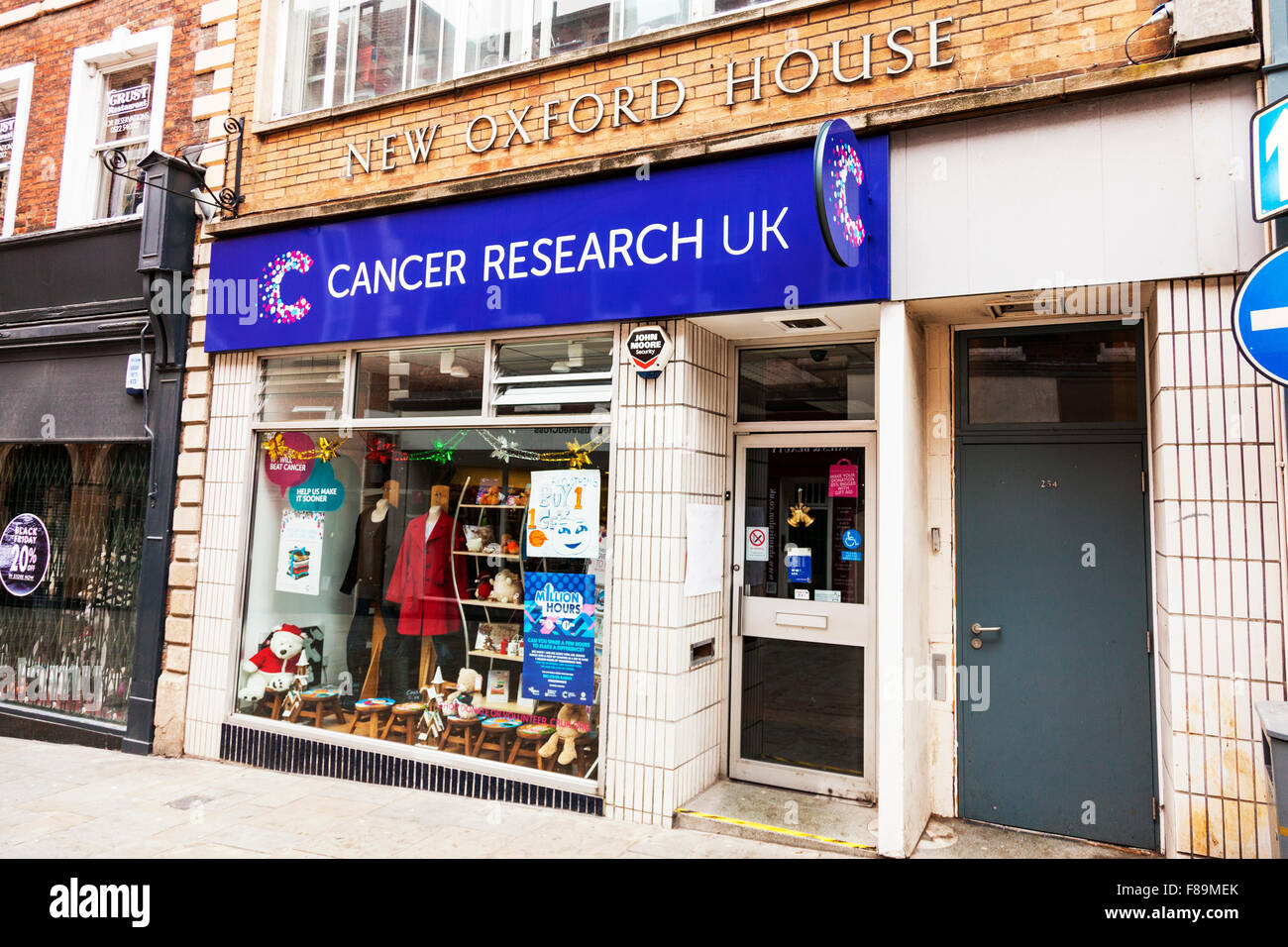 Cancer Research UK Charity Shop store front nom signe l'entrée du bâtiment extérieur Lincoln City UK Angleterre Banque D'Images