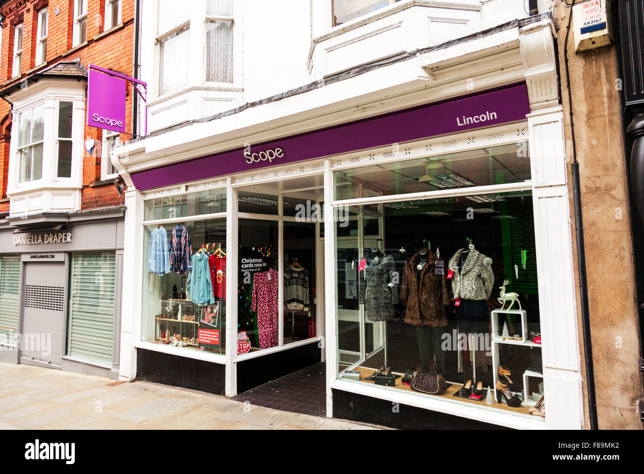 Portée Magasin de charité store front nom signe l'entrée du bâtiment extérieur Lincoln City UK Angleterre Banque D'Images