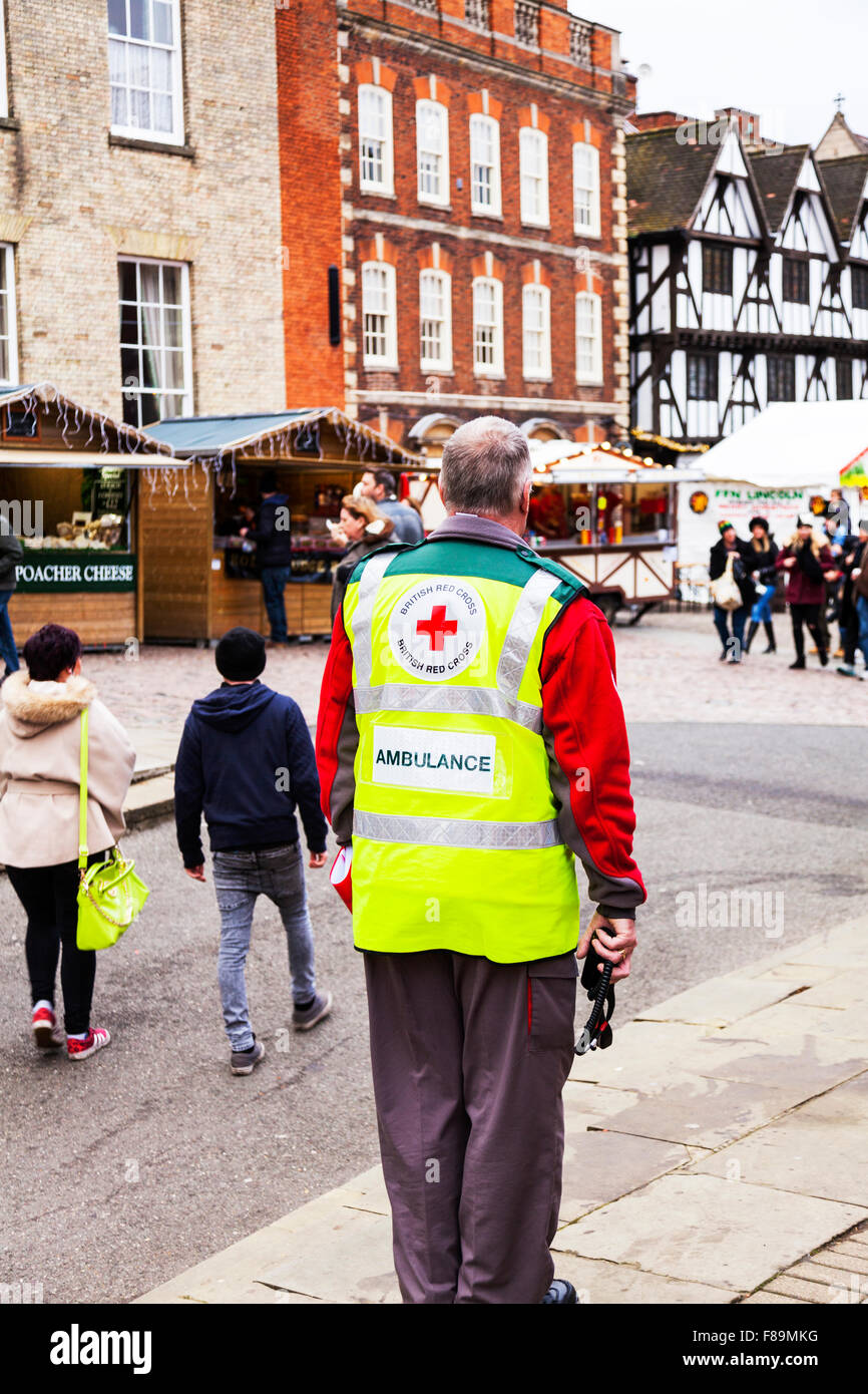 La croix rouge britannique ambulance portant Gilet haute visibilité de la  santé bénévole aide Aide Photo Stock - Alamy