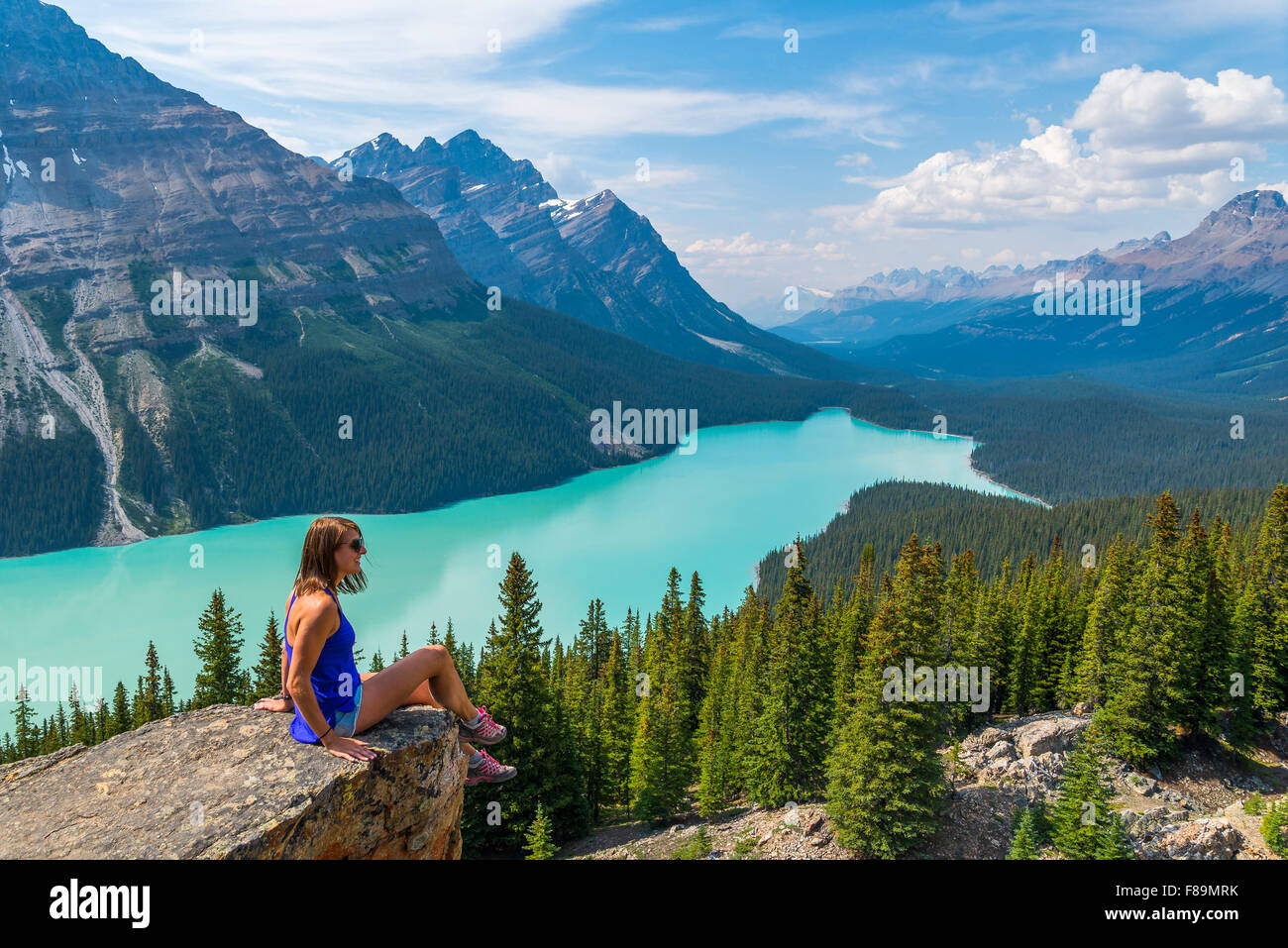 Femme sur rocher surplombant le Lac Peyto, Banff National Park, Alberta, Canada Banque D'Images