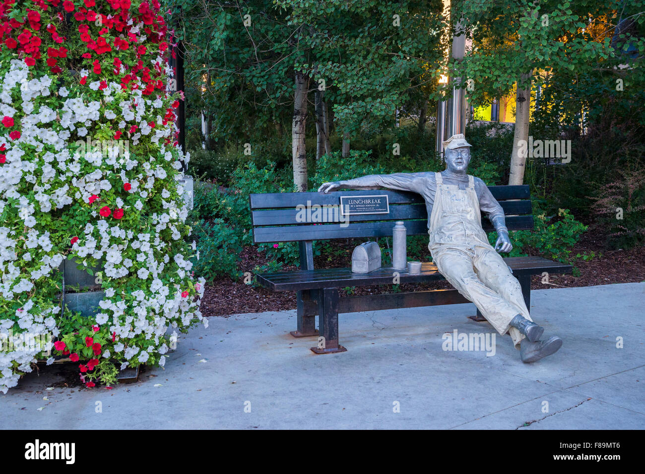 L'art public, la sculpture de l'homme sur le banc avec lunch box et thermos, le centre-ville d'Edmonton, Alberta, Canada Banque D'Images