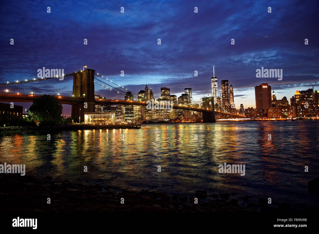 À l'autre côté de l'East River pour le pont de Brooklyn et Manhattan skyline, New York City. Photo par Trevor Collens Banque D'Images