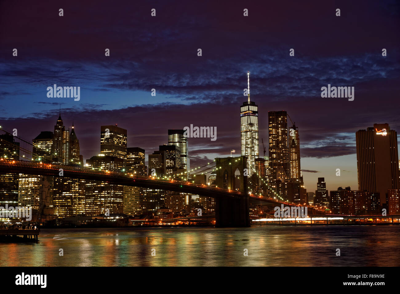 À l'autre côté de l'East River pour le pont de Brooklyn et Manhattan skyline, New York City. Photo par Trevor Collens Banque D'Images