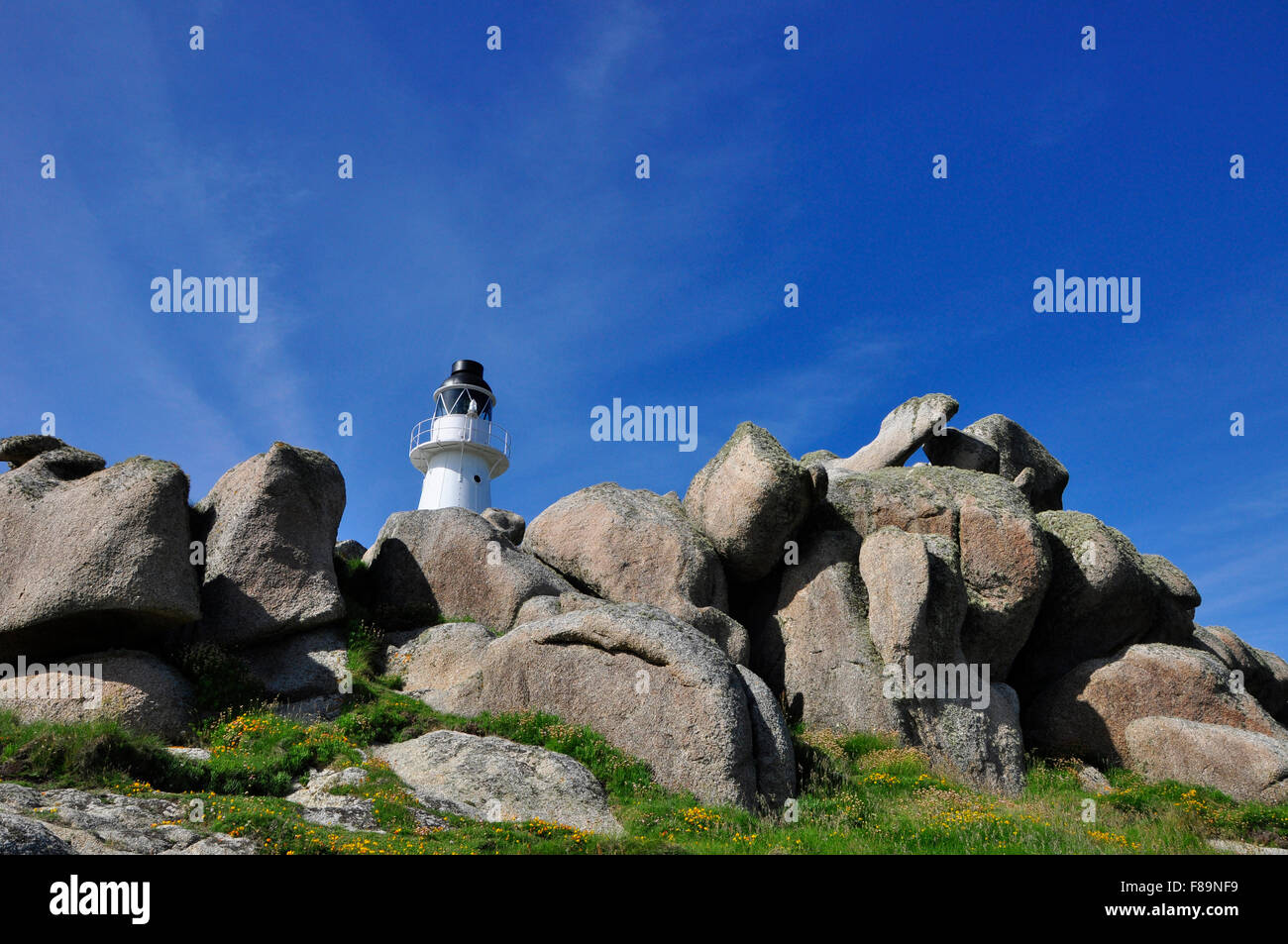 Peninnis Light, parmi les roches altérées sur St Mary's, les îles de Scilly. Banque D'Images