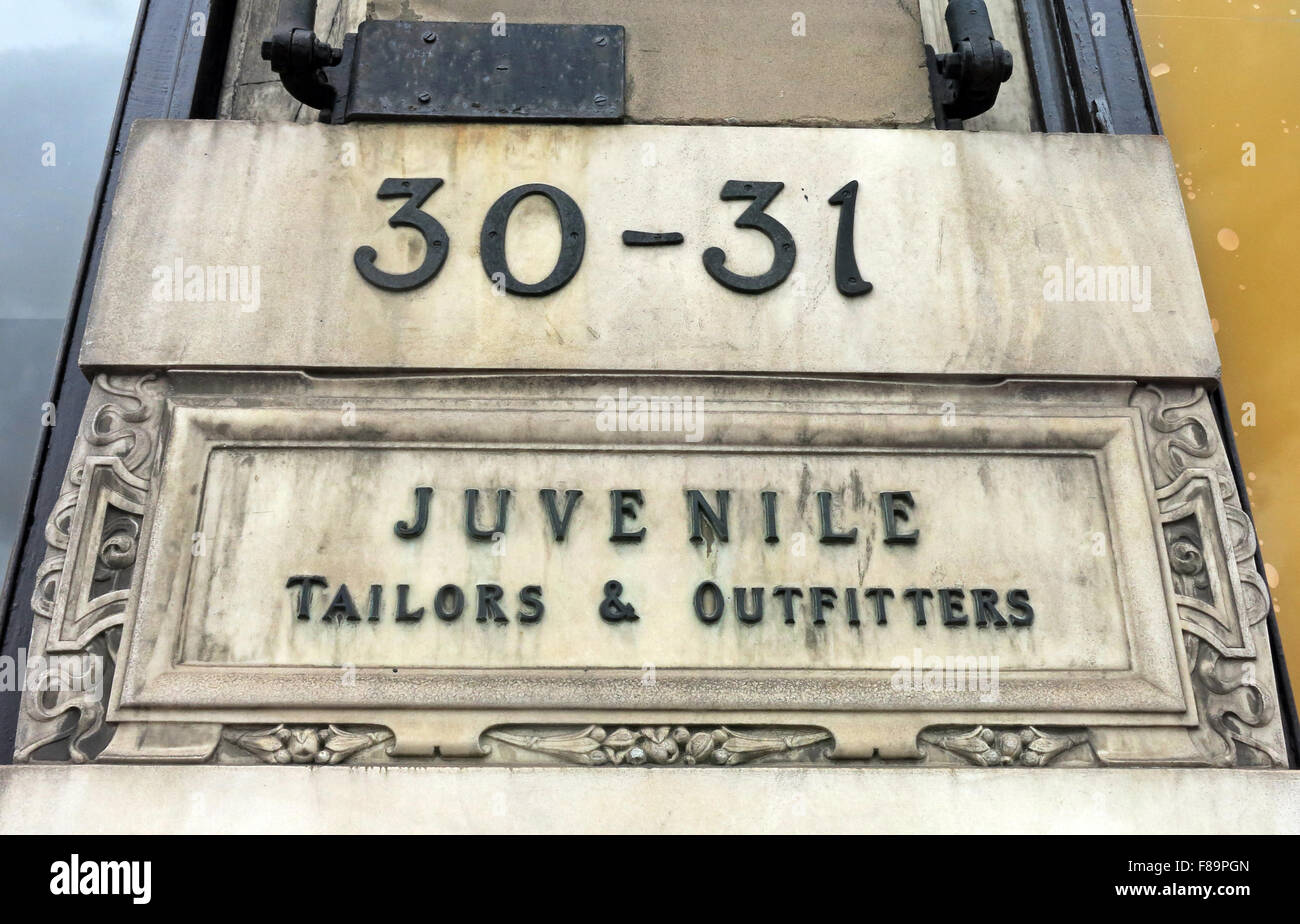 Tailleurs & Outfitters juvénile 30-31 signe à Jenners Store, Édimbourg, Écosse Banque D'Images