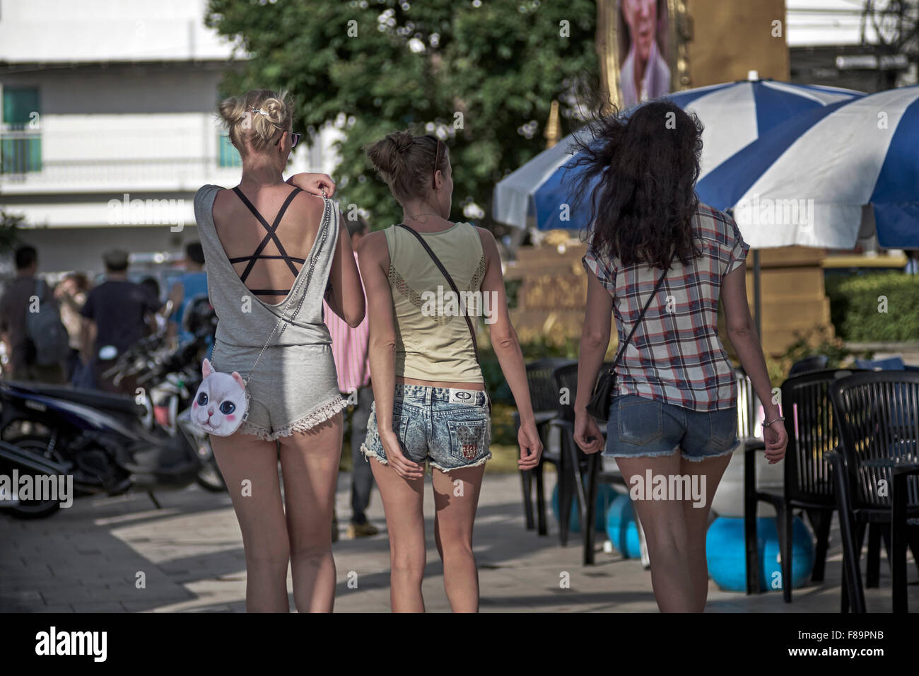 Pantalons chauds. Trois femelles caucasiennes dans le pantalon chaud. Banque D'Images