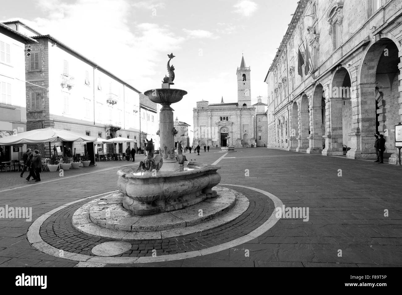 ASCOLI PICENO, ITALIE LA CATHÉDRALE DE ST. EMIDIO EN PLACE ARRINGO Banque D'Images