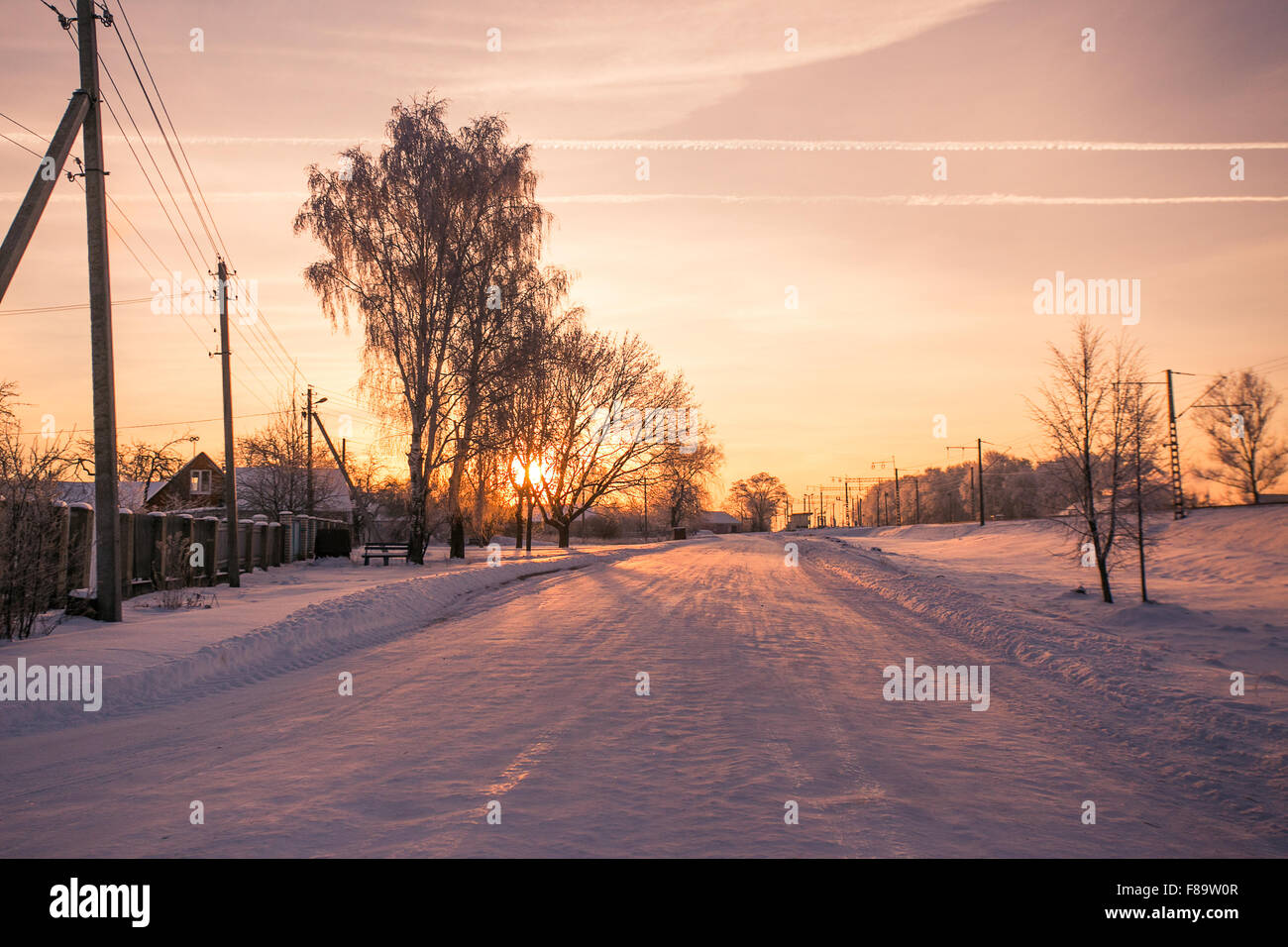 Arrêt de train dans une petite ville. Lever du soleil dans un hiver froid dire Banque D'Images