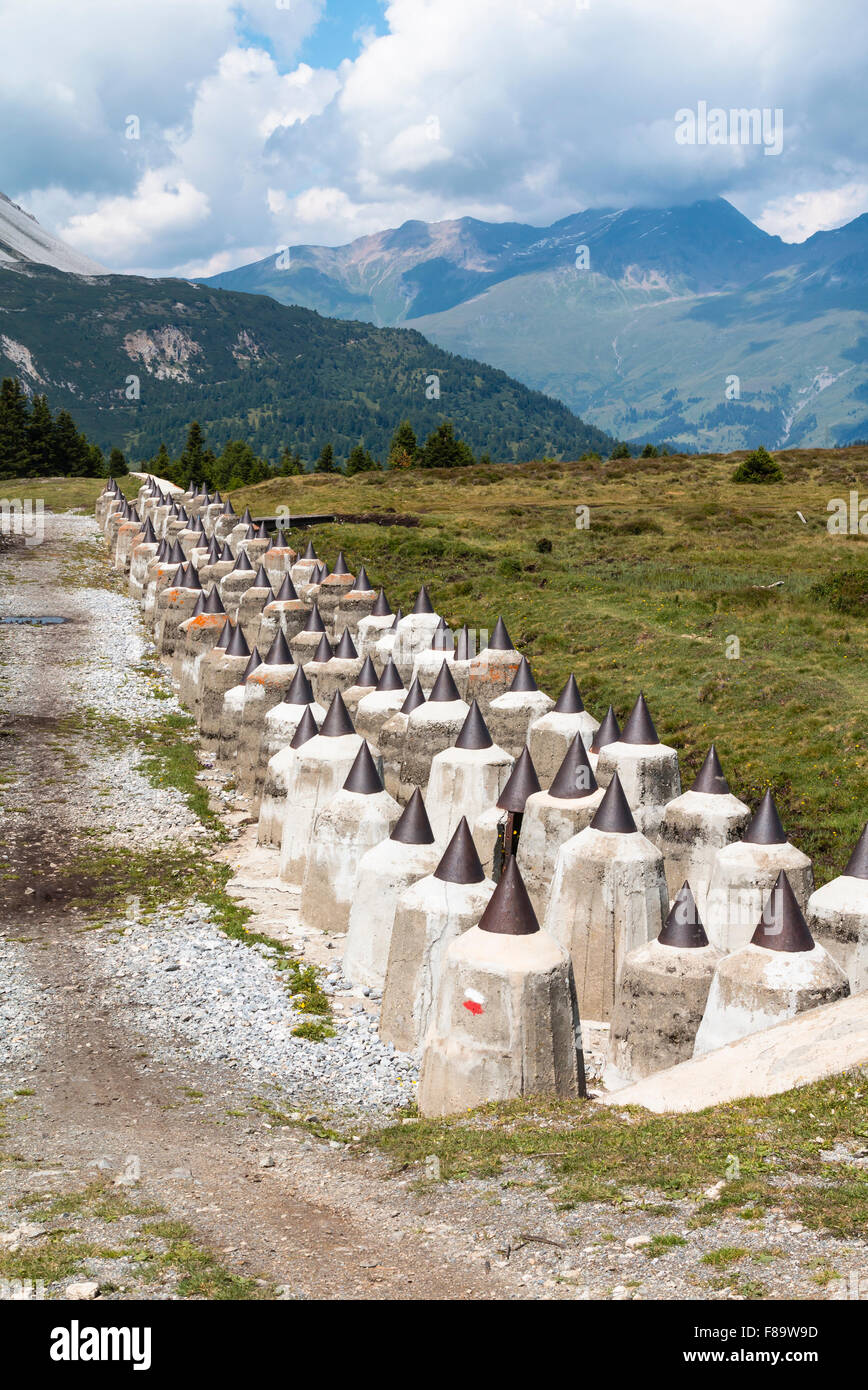 La barrière antichar dans le Plamort moor sur le côté italien de la frontière de l'Autriche, construit dans la deuxième guerre mondiale dans le cadre de Banque D'Images