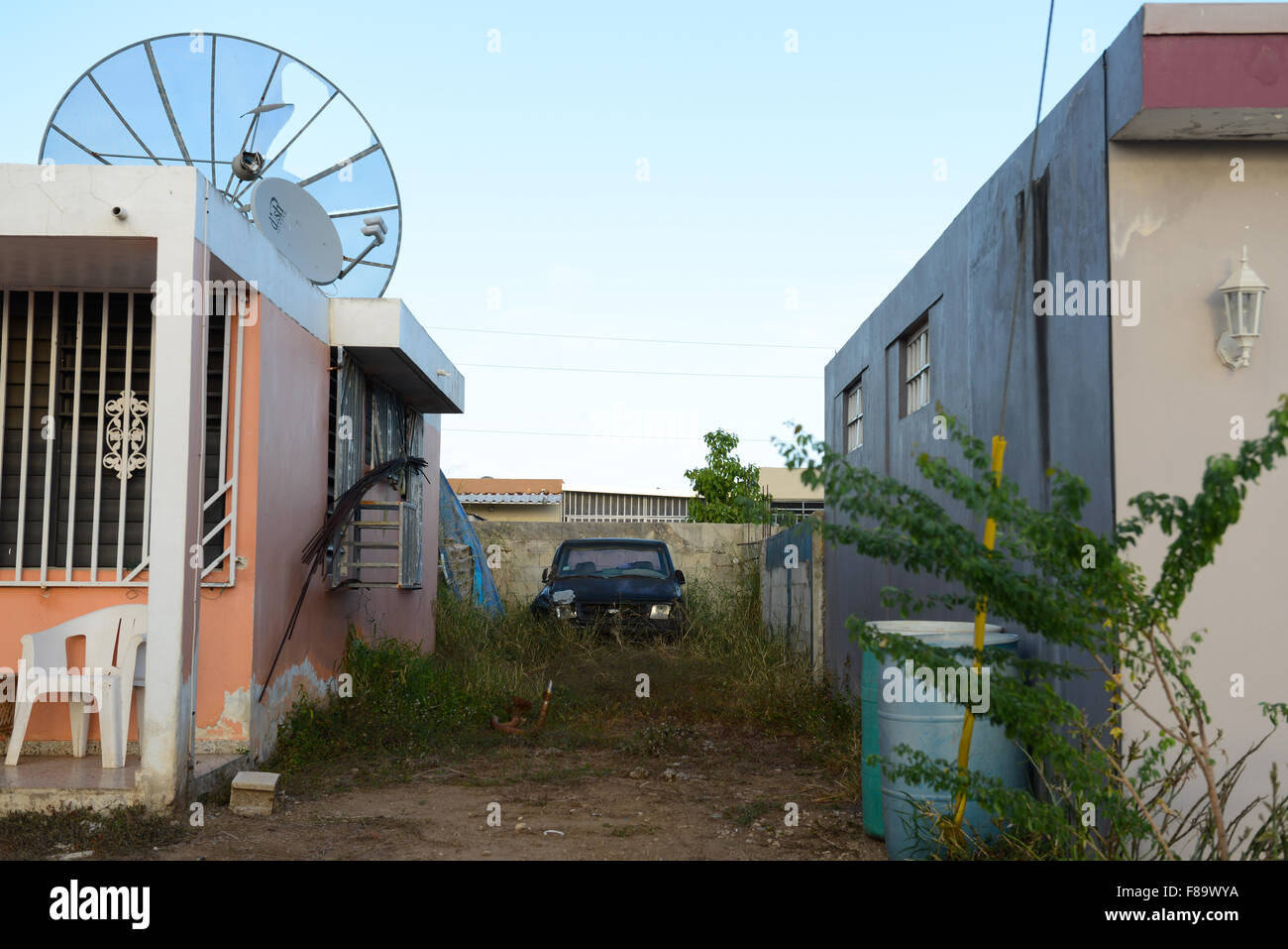 Voiture Clunker abandonné dans une maison privée, jardin. Juana Diaz, Puerto Rico. L'île des Caraïbes. USA territoire. Banque D'Images