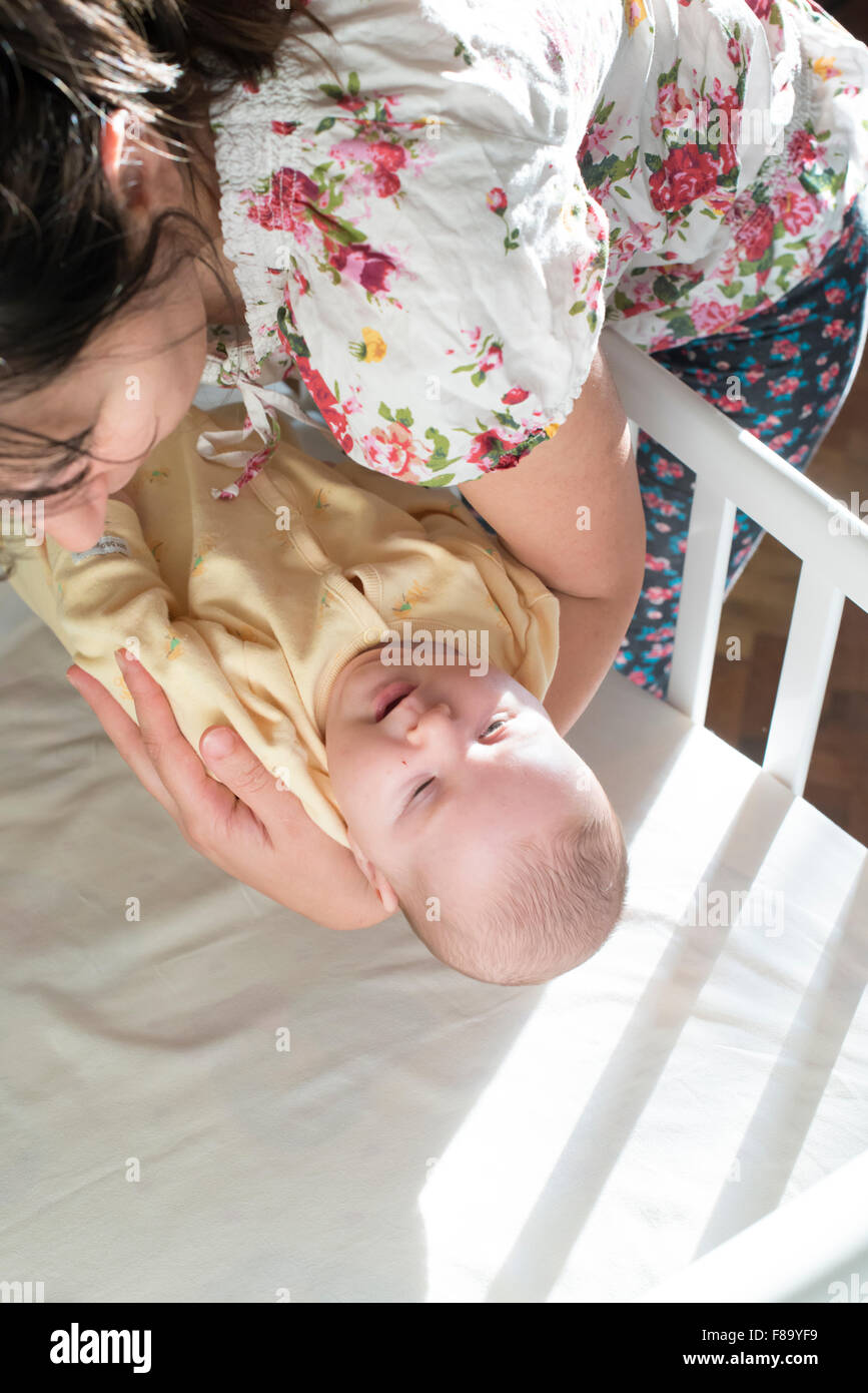 Bébé dans les bras de sa mère. Maman mettre bébé à dormir Banque D'Images
